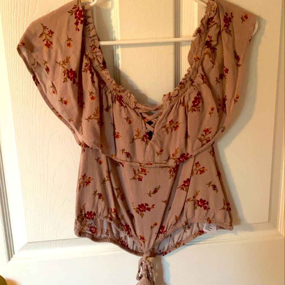 Blush floral shirt from American Eagle Size large.